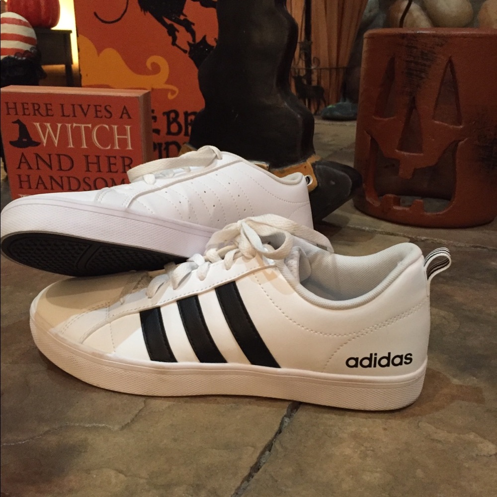 ADIDAS SIZE 8 WOMEN SHOES ONLY WORN ONCE❗️